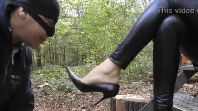 Smelling high heels with full intensity